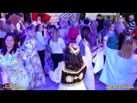 ANSAMBI SHTETEROR I KENGEVE DHE VALLEVE, IRIS BEGA TE "SOFRA TIRANSE" NE GREQI.