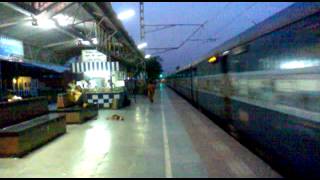 preview picture of video ''Spark King' HWH WAP-4 thrashes and sparks with Agniveena Express!!!'