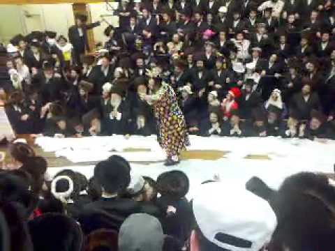 chatzasker rabbi purim by the satmar rabbis tish
