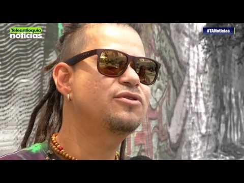 Un saxofonista colombiano recolecta mensajes de paz por el mundo