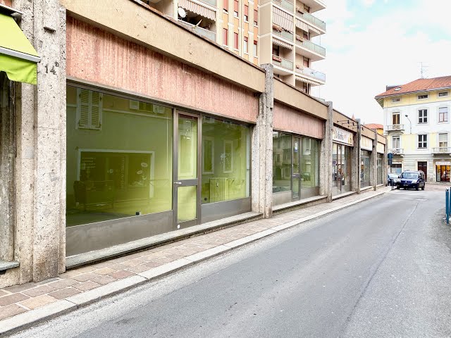 Negozio con vetrine fronte strada in centro Biella