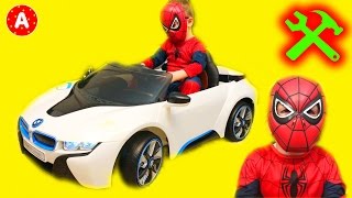 Супергерой Механик Адам Распаковывает Электромобиль Машина BMW i8