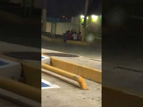 Empleados Fuman y Beben en Gasolinera