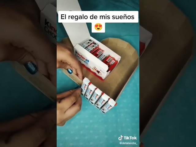 Vídeo relacionado con Cajita Regalo Original con +20 Chocolates Kinder, Galletas Oreo, ShocoBons, Chupa Chups, y Chuches Haribo, Palotes, Lacasitos y Más · Con Tarjeta Dedicada Personalizada