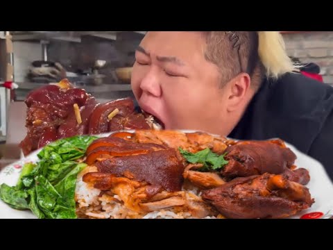 Monkey King eats a giant pork knuckle rice! He's devouring the rice with the huge pork knuckle!