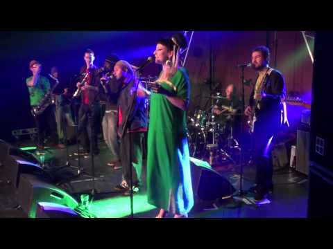 Gee Brown & The Brunettes - Release The Lions (Live)