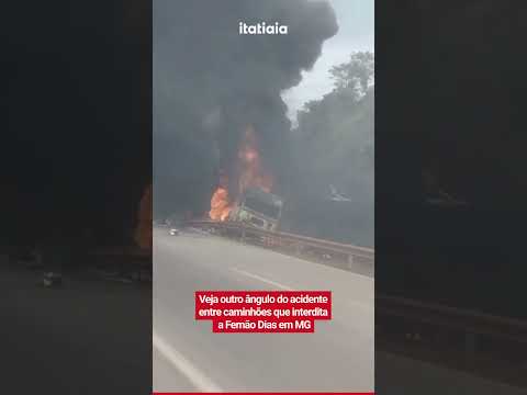 VEJA OUTRO ÂNGULO DO ACIDENTE ENTRE CAMINHÕES QUE INTERDITA A FERNÃO DIAS EM MG