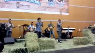 Ederson & Daniel cantando na Semana Sertaneja