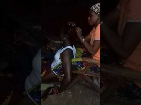 Femmes ivoiriennes se tressant la nuit