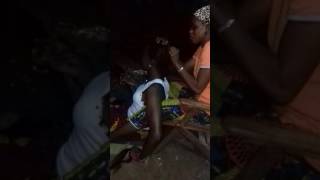 Download lagu Femmes ivoiriennes se tressant la nuit mp3