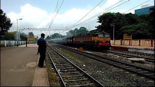 preview picture of video 'Indian Railways 11026 Pune-Bhusaval Express catching pace as it skips Shivajinagar'