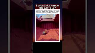 La Scavatrice Gigante Che Sembra un Giocattolo