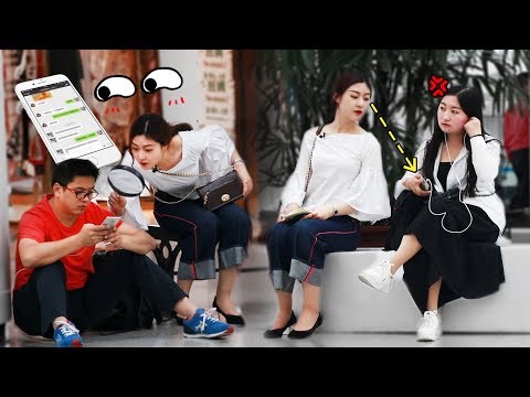 美女故意偷看陌生人手機，連放大鏡都用上了！