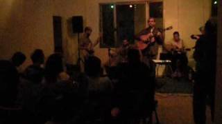 Benyamin Steinberg Performs Shlomo Carlebach's Lishmoa EL'Harina Slichot 2009 (הזמר והיוצר בנימין שטיינברג) - התמונה מוצגת ישירות מתוך אתר האינטרנט יוטיוב. זכויות היוצרים בתמונה שייכות ליוצרה. קישור קרדיט למקור התוכן נמצא בתוך דף הסרטון