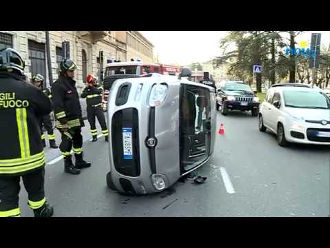 Auto ribaltata sul viale Cavour, circonvallazione in tilt