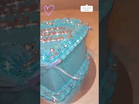 Hermosa torta alta en forma de corazón ❤️ #tortas #reposteria  #corazon #tortasdecoradas