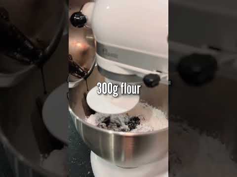 How to make laminated pasta: black and white with Chef Hicham