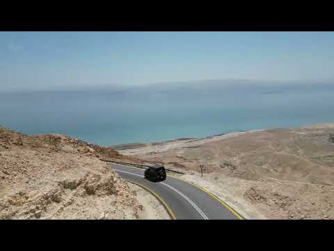 Incrível vista aérea dos penhascos do Mar Morto em Israel em 4k - Drone Cinematography por Tal Hanoci