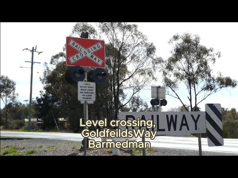 Level Crossing on Goldfields Way - SSR101 and SSR102 on Grain train