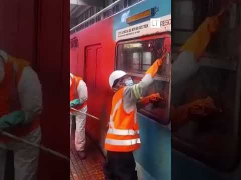 Personal de Metro de Santiago se encuentra limpiando el tren vandalizado en San Joaquín