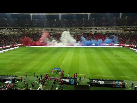 "Espectacular recibimiento para el Chivas vs Pumas" Barra: Barra Insurgencia • Club: Chivas Guadalajara