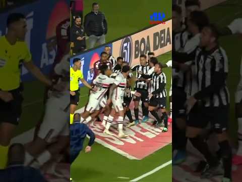 TRETA! OLHA A CONFUSÃO EM SÃO PAULO X SANTOS APÓS LANCE POLÊMICO DENTRO DA ÁREA!
