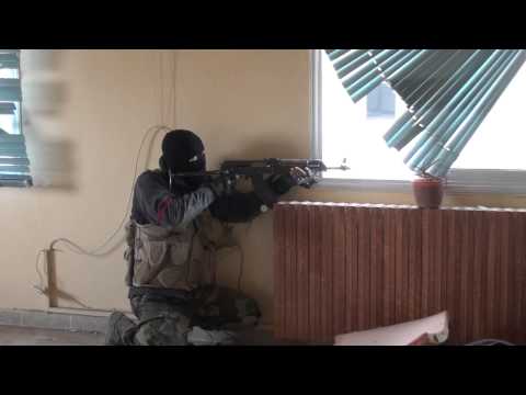 اشتباكات بين مقاتلي كتائب الإيمان و قوات النظام أثناء اقتحام مبنى الأقطان في محيط الفرقة 17 في ريف الرقة