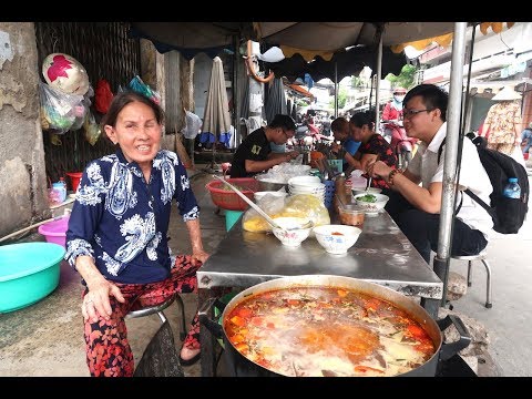 Bún riêu Dì Sang 54 năm nổi tiếng ở chợ Phú Nhuận