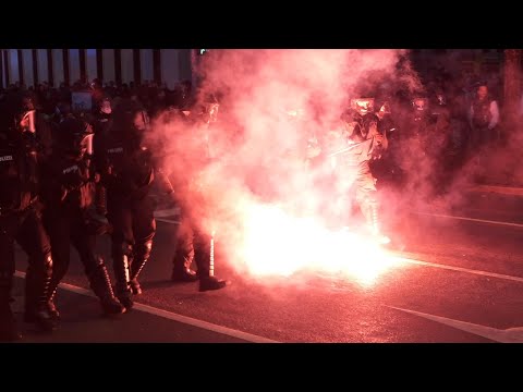 Neonazis greifen Polizei an: Randale bei Querdenken-Demo in Leipzig