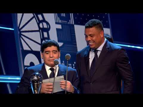 El blooper de Maradona antes de entregar el premio