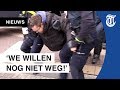 Politie grijpt in bij vastgeketende klimaatactivisten