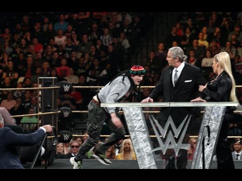 Watch Fan Attack Wrestler Bret Hart During His WWE Hall Of Fame Speech