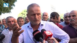 Էս մեդալը քցելու ենք իրա վիզը, որպես խաբեբա. կառավարությունը մեզ քցել ա. խաղողագործներ։ Լրաբեր