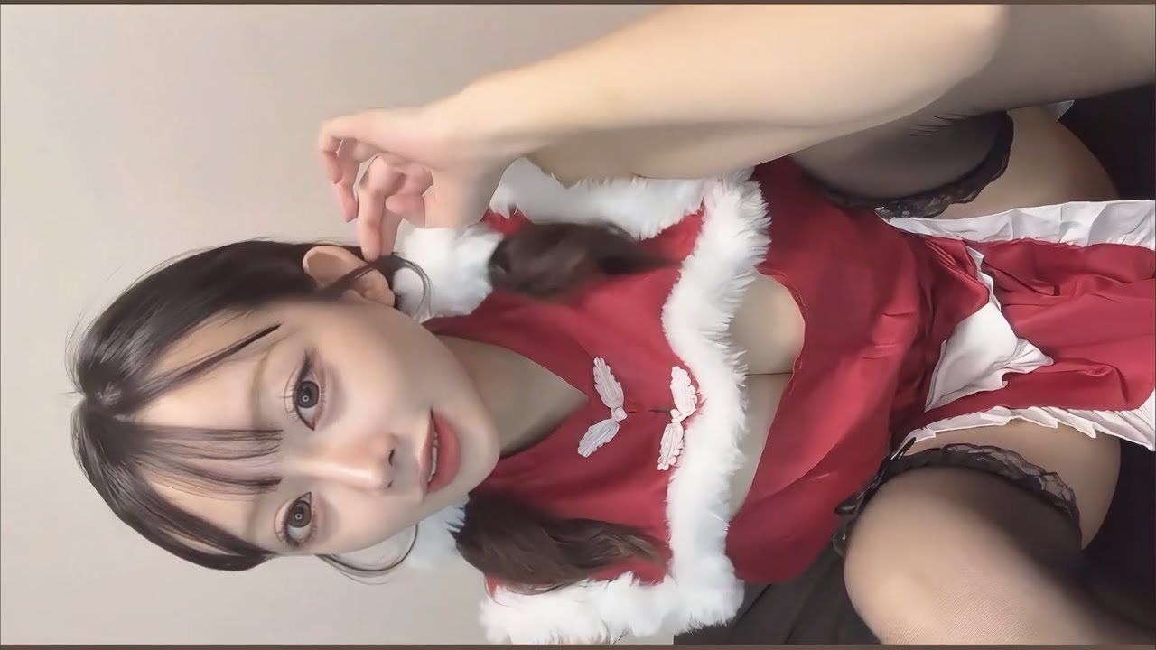 サンタコスで配信するお姉さん　TikTokライブ