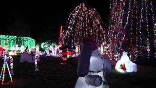 preview picture of video 'Gladwin's Famous Christmas Light Show'