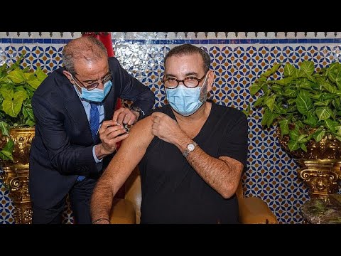 شاهد العاهل المغربي محمد السادس يتلقى جرعة من اللقاح المضاد لفيروس كورونا…