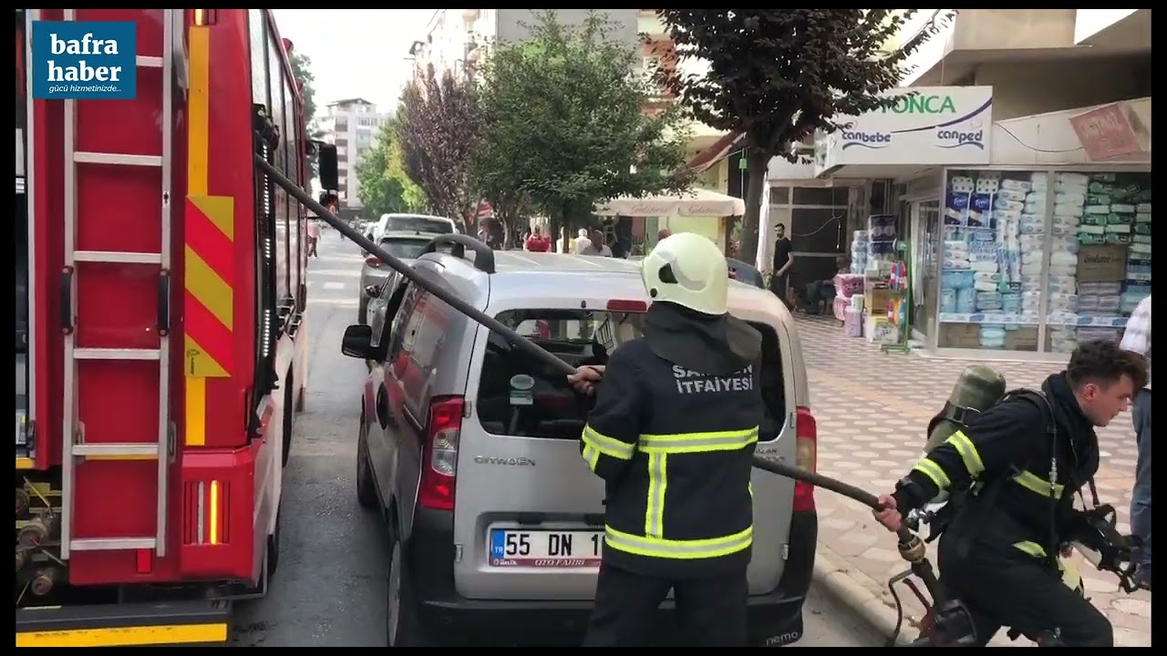 Çatı Yangınında Cadde Dumana Boğuldu