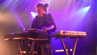 Grimes - Circumambient (live at Les Nuits Botanique 2012)