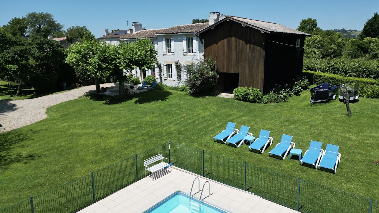 Belle propriété composée de 3 maisons, granges et piscine, à seulement 50 minutes de Bordeaux