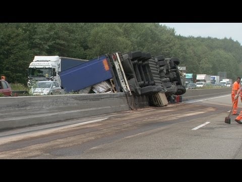 A44 - LKW kippt auf die Mittelleitplanke 26.07.2013