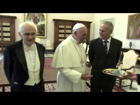 PAPA FRANCISCO recibe de regalo la música de Gustavo Ripa