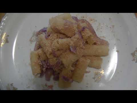 @ Pasta corta con cipolle rosse e pane grattugiato aromatizzato.