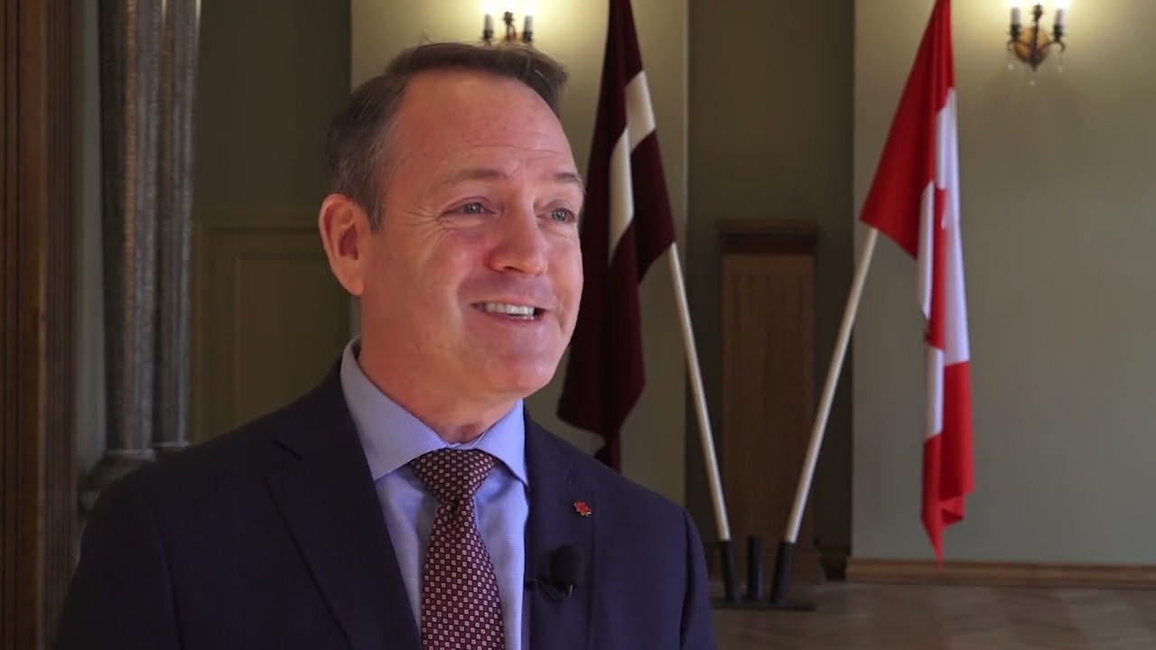 Siguldas novadā viesojas Kanādas vēstnieks Latvijā Kevins Rekss