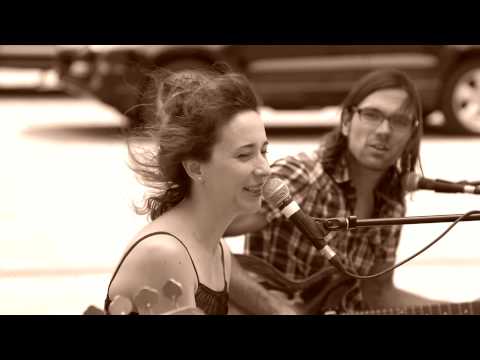 Josianne Paradis chant 'Qui t'aimes?' à Place d'Armes (DSCF8259)