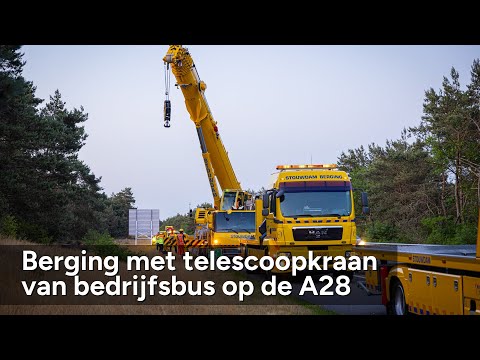 Berging met telekraan op de A28 't Harde - Nunspeet: bedrijfsbus tussen de bomen - ©StefanVerkerk.nl