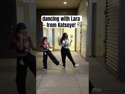 Lara dancing with mini eyekon 🙏🏼🥺 #katseye #eyekons #lararaj