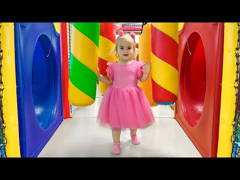 Alicja i mama bawią się w Game Center dla dzieci!