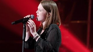 Kadr z teledysku The Power Of Love (występ w  The Voice of Poland) tekst piosenki Julia Bogdańska