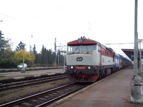 749 107 přiváží vozy z ONJ na Pacifik a 749 162 pk - rozjezd - Praha Vršovice - 31.10.2010.