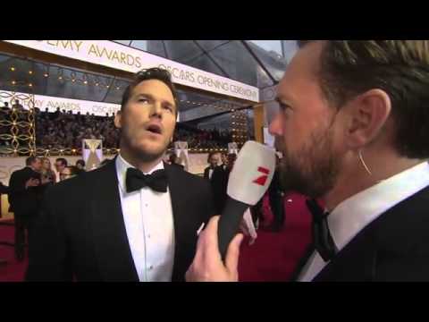 Chris Pratt speaks German in Interview Oscar 2015